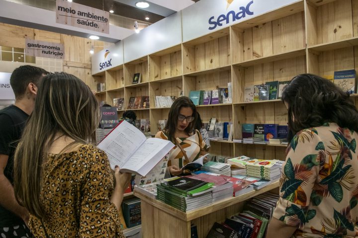 Bazar de Natal da Livraria Senac Ceará oferta livros com até 80% de desconto