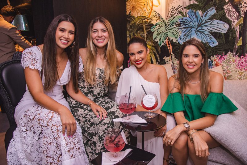 BOAS VIBRAÇÕES - Juliana Cordeiro abre as portas de seu elegante apartamento para pilotar animada confraternização da Interni