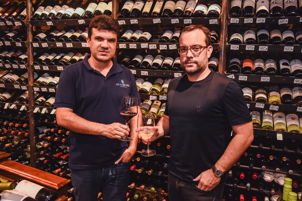 Ivo Machado confere os rótulos exlusivos da Brava Wine