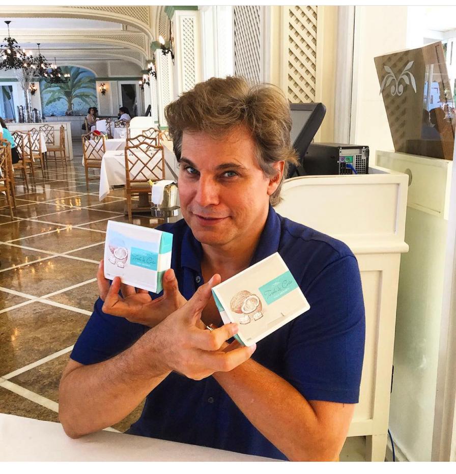 
				Edson Celulare com as famosas tordas de coco do Lalá
				