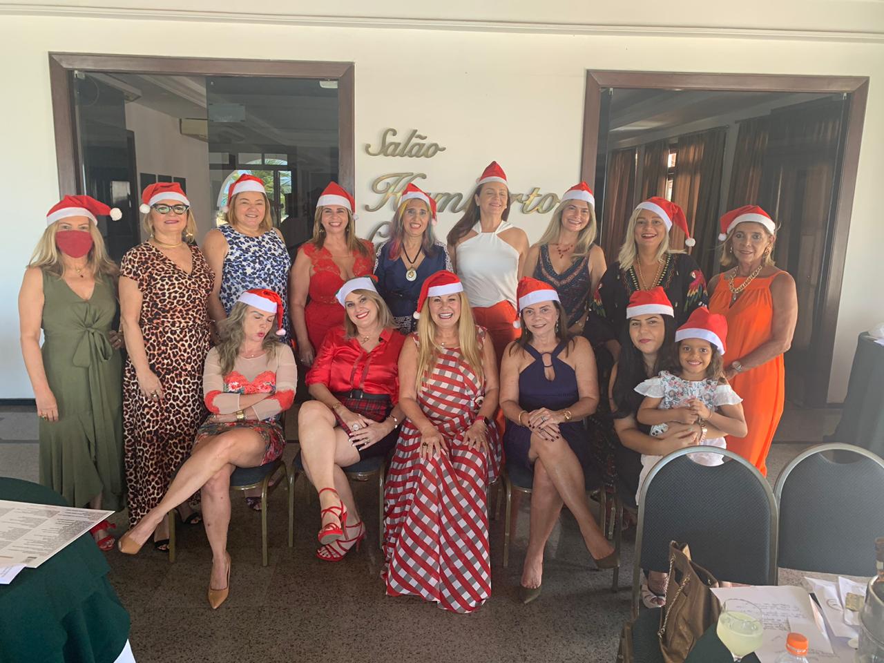 Stelinha Frota Salles arma confraternização de Natal no Ideal Clube Stelinha Frota Salles arma confraternização de Natal no Ideal Clube