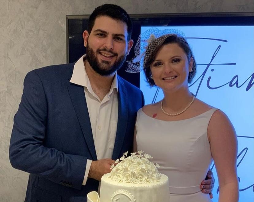 Theo Pompeu e Tatiana Rolim celebram seu casamento civil em clima intimista