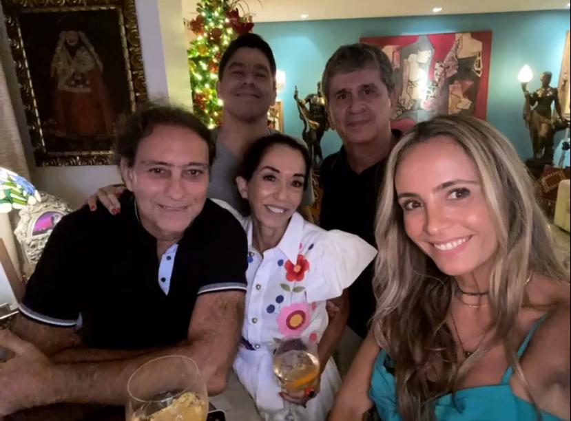 Marcia Távora brinda a nova idade na companhia dos mais íntimos