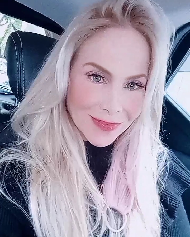 Vem namoro por aí? Simone Pontes visita a sede da CNN em São Paulo