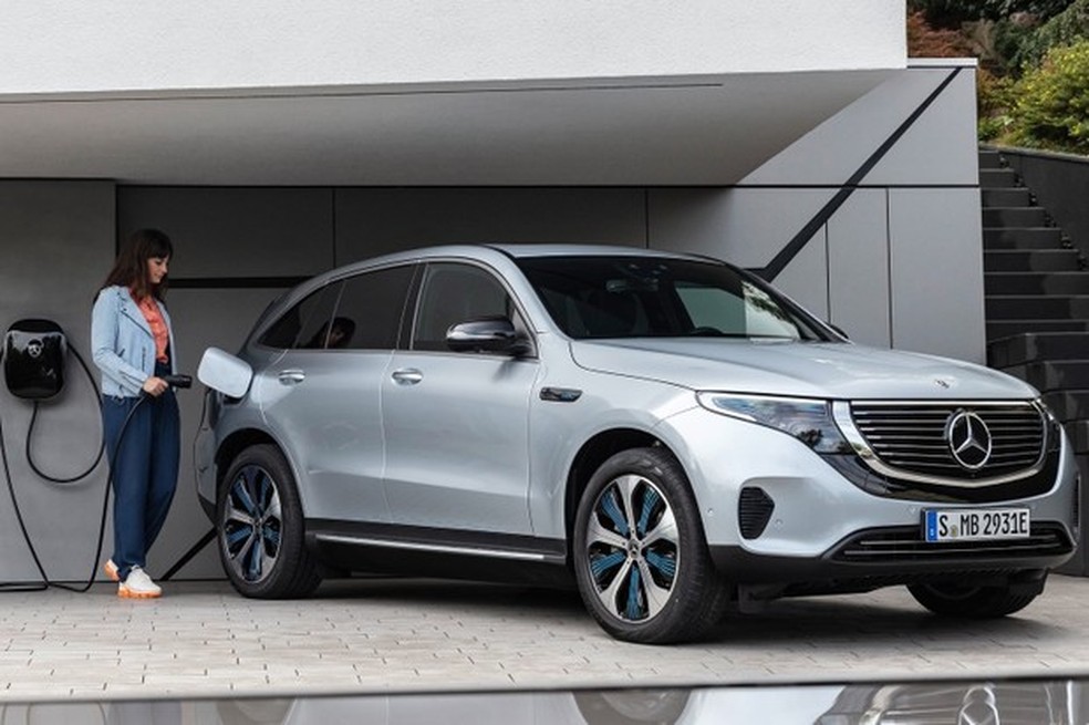 SUV elétrico: Mercedes-Benz EQC já anda por aí e tem arrancado suspiros