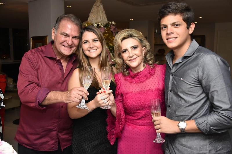 Graça Dias Branco e Jório da Escóssia Jr brindam a maioridade de Gabriela