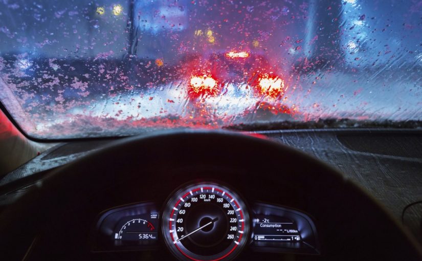 Dirigindo sob chuva com segurança