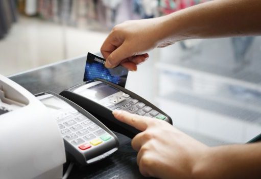 Taxa de juros do cartão de crédito vai ‘cair muito’, diz Haddad