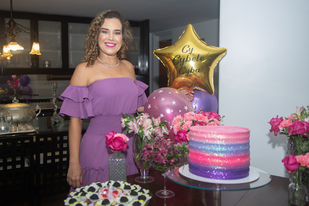 Cybele Campos brinda a nova idade reunindo poucos e bons em casa