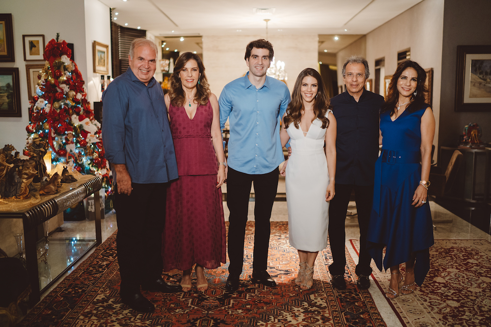 Manuela Rolim e Raphael Nogueira oficializam noivado em elegante jantar no endereço dos pais dela