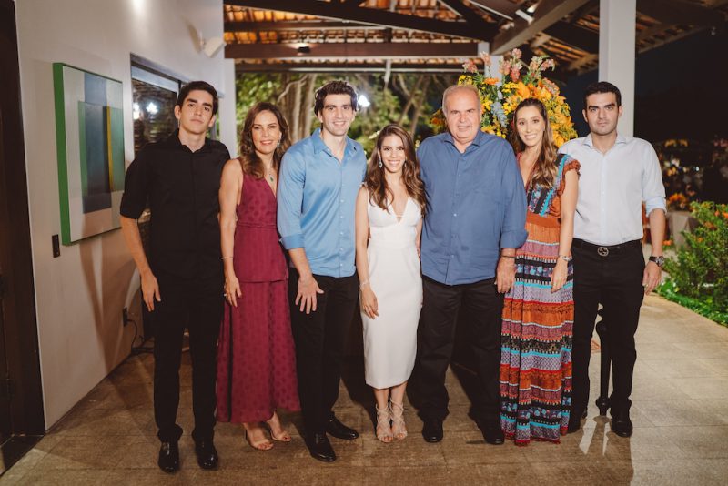 Rumo ao altar - Manuela Rolim e Raphael Nogueira oficializam noivado em elegante jantar no endereço dos pais dela