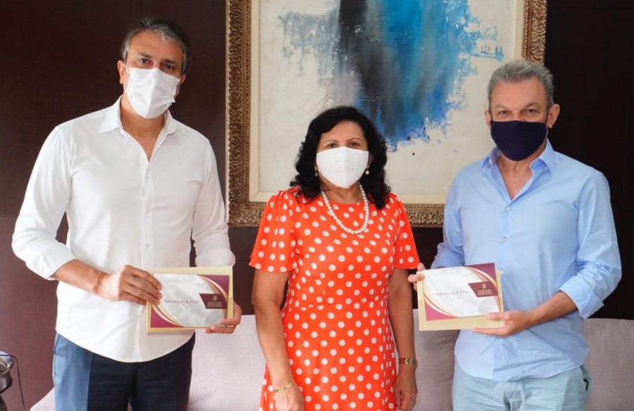 Desembargadora Naílde Pinheiro entrega convites de sua posse a Camilo e Sarto, em mãos, no Palácio da Abolição