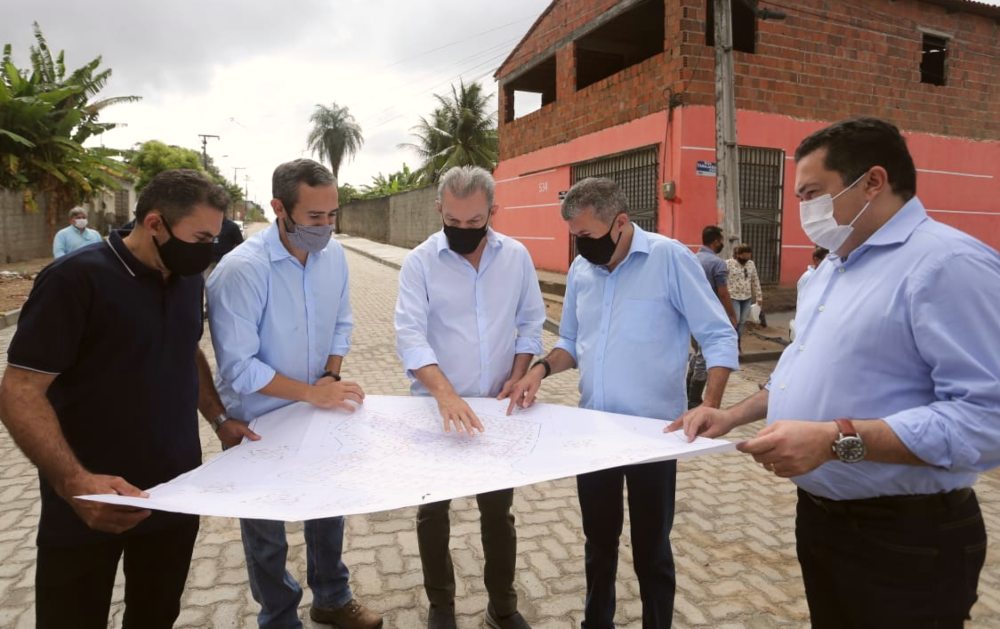 José Sarto visita obras estruturantes e de educação no bairro Presidente Vargas