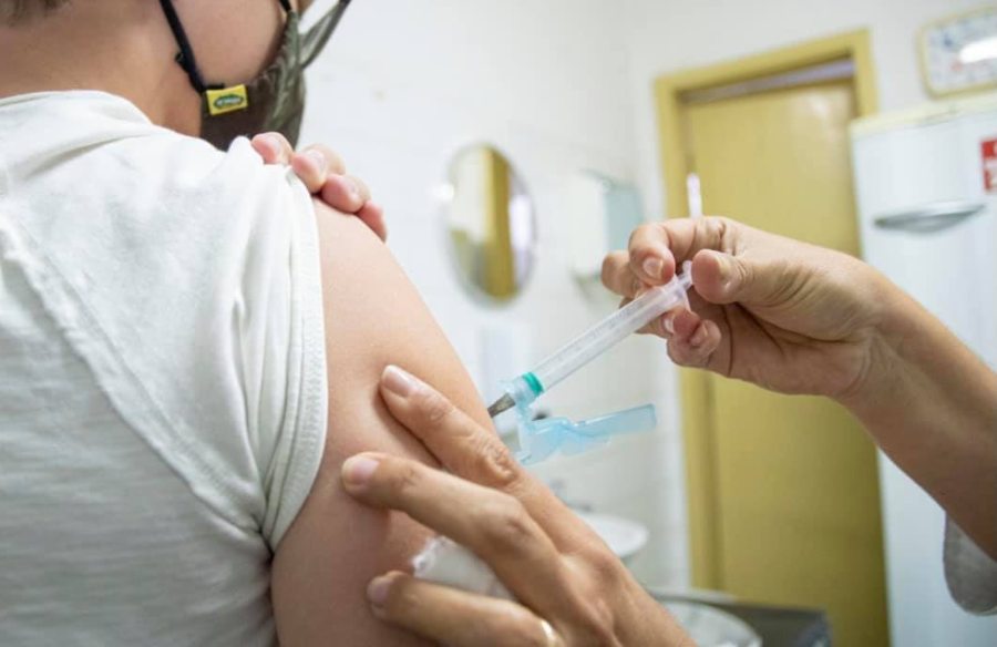 Governo do Ceará adquire seringas, agulhas e câmaras refrigeradoras para poder iniciar o processo de imunização