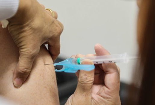 CFM afirma que vacinação deverá reduzir número de casos de Covid-19 no Brasil