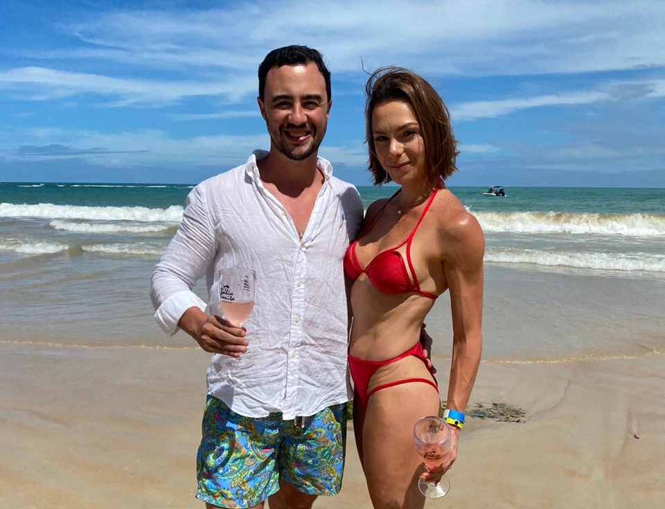 Guga Campedelli e Kherol Khalil circulam por Trancoso