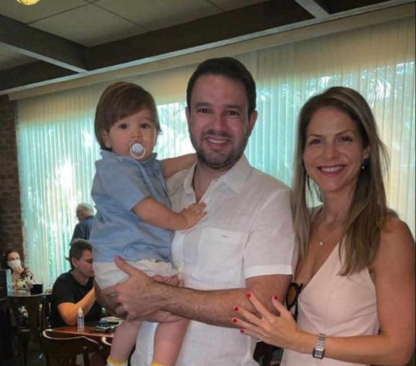 Aniversariante do domingo (10), Léo Couto brinda a nova idade na companhia da família