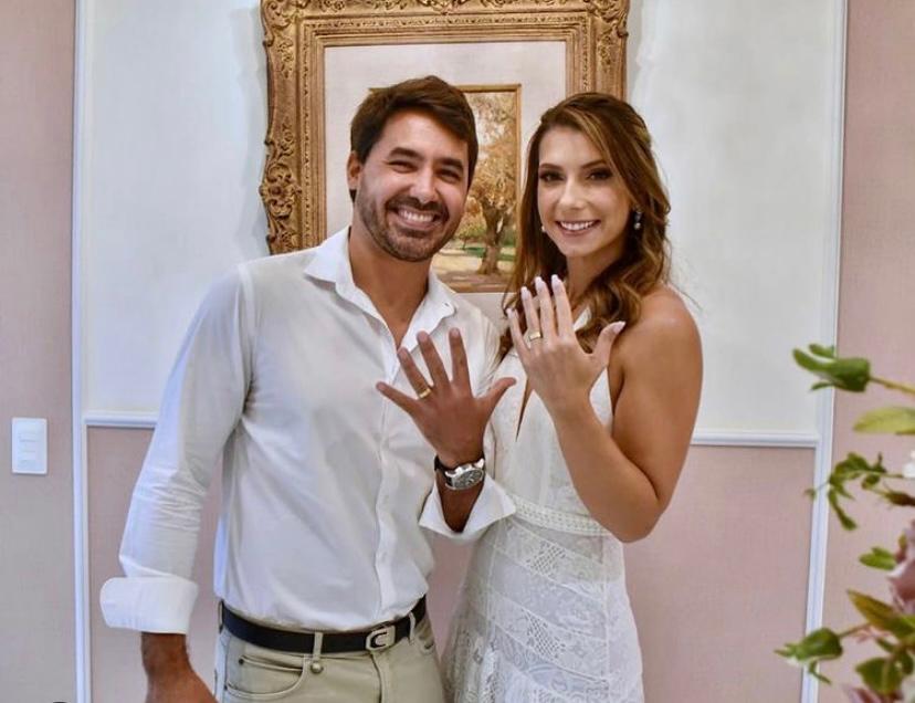 Lise Moreira e Camilo Costa trocam as alianças em cerimônia civil
