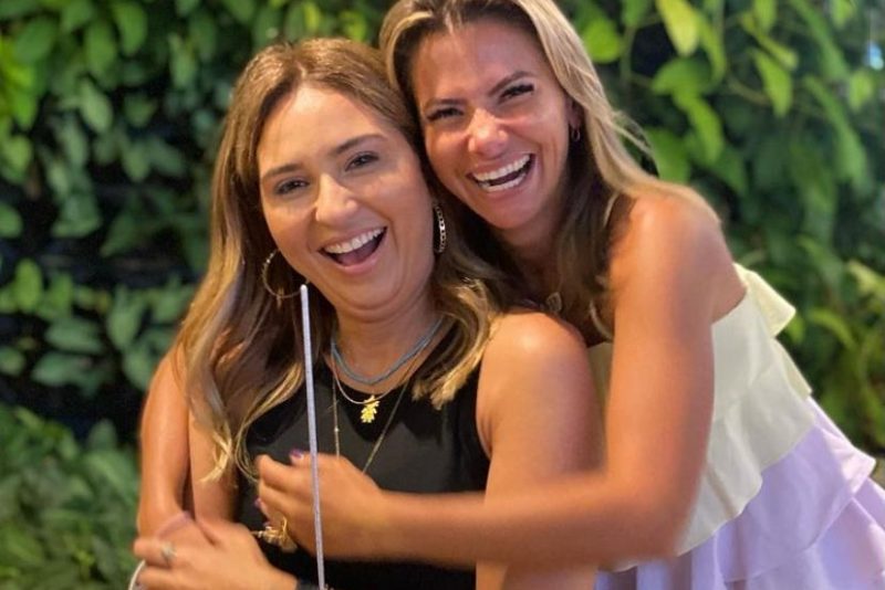 Marcella Laura brinda a nova idade na companhia das amigas