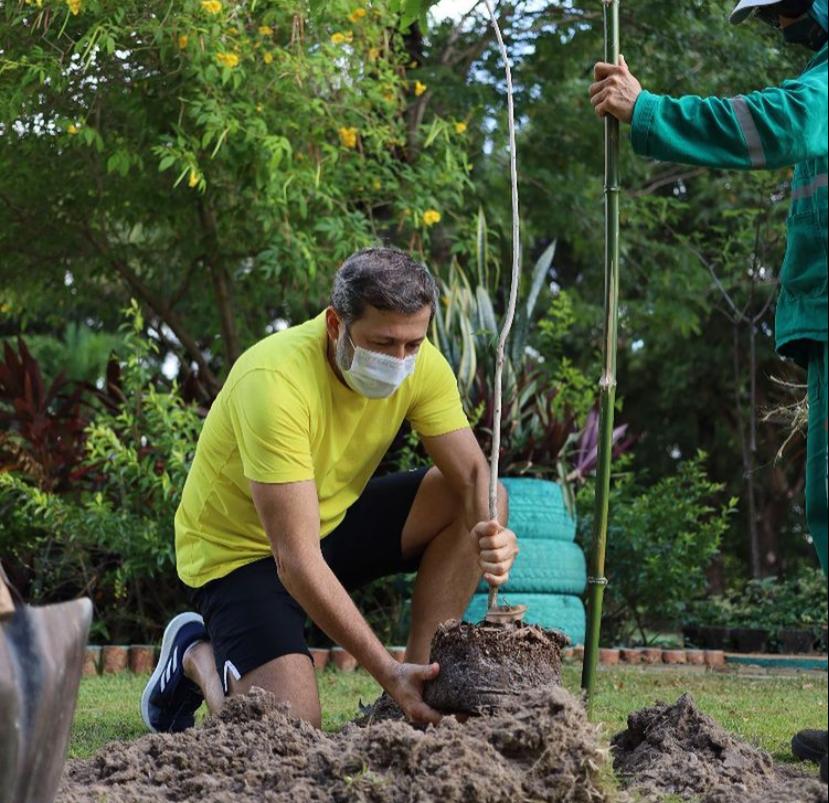 Celebrando a nova idade, Élcio Batista planta 47 árvores no Horto Municipal