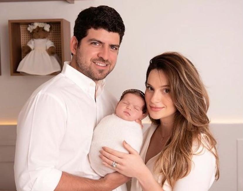 Laime e Lucas Câmara festejam o primeiro mês de vida da pequena Alice