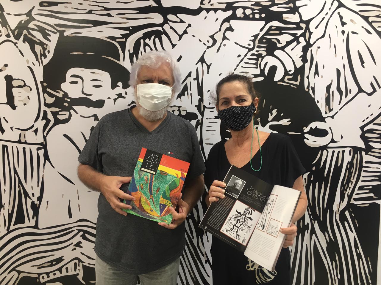 Lilian Quinderé entrega pessoalmente a nova edição da Revista Arte à Joaquim Cartaxo