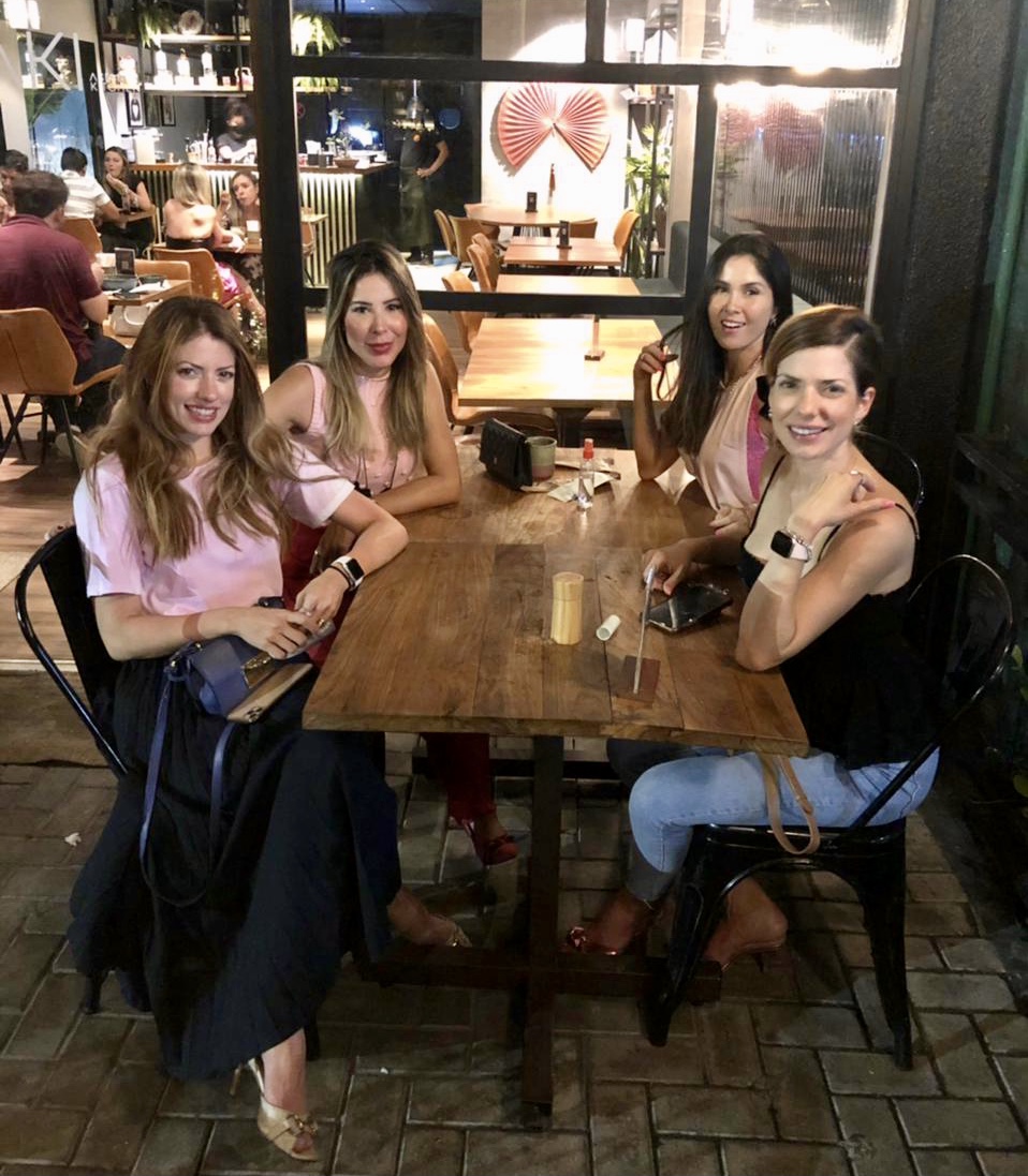 Anna e Raquel Macêdo, Manoela Castro e Thabata Farias curtem jantar asiático