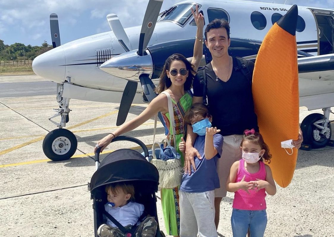 Marília Queiroz e Did Machado aterrissam em Fernando de Noronha com os filhos