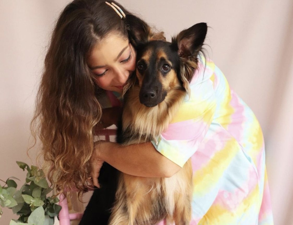 Maria Ventura posa para sua marca com a mascote Cora Maria Ventura posa para sua marca com a mascote Cora