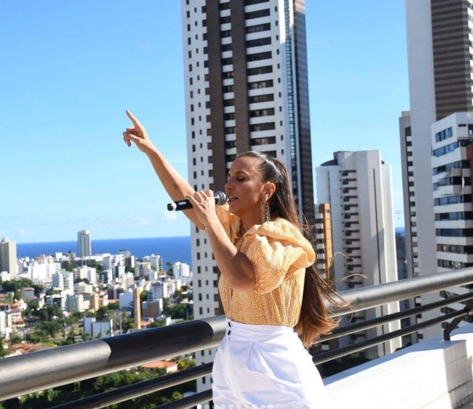 Ivete Sangalo faz show surpresa em cobertura de edifício em Salvador