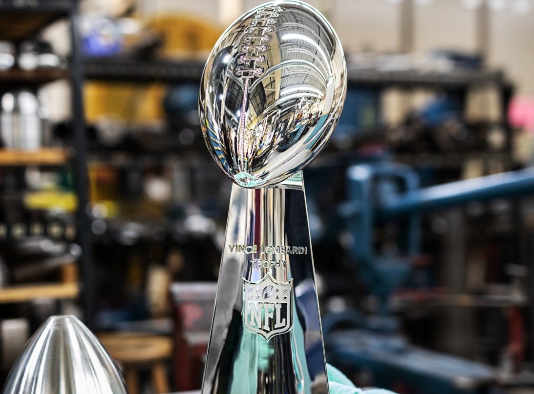 Confira os detalhes do troféu Vince Lombardi, feito pela Tiffany & Co para o Super Bowl