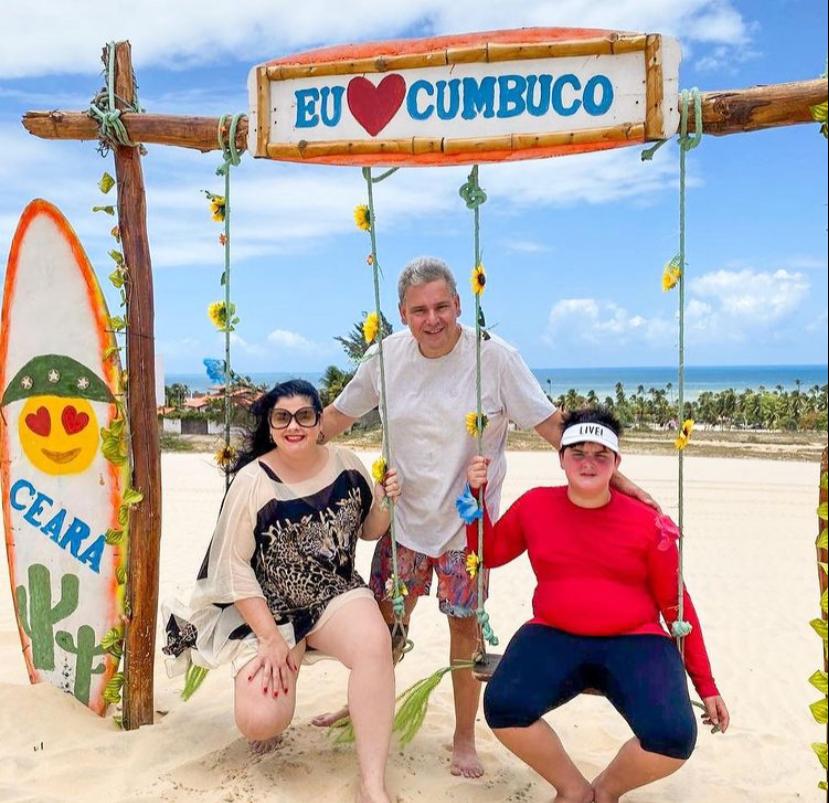 Viviane Almada e Tobias Barreto curtem o Cumbuco em família