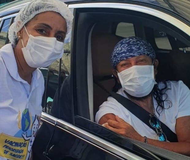 Bell Marques toma a primeira dose de vacina contra Covid-19 em Salvador