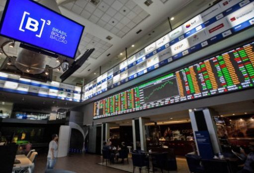 Ibovespa fecha em alta e dólar cai 2,5% em dia de volatilidade no mercado