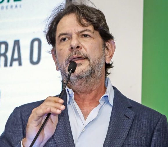 Cid Gomes afirma que votou contra teto imposto e valor da proposta de auxílio