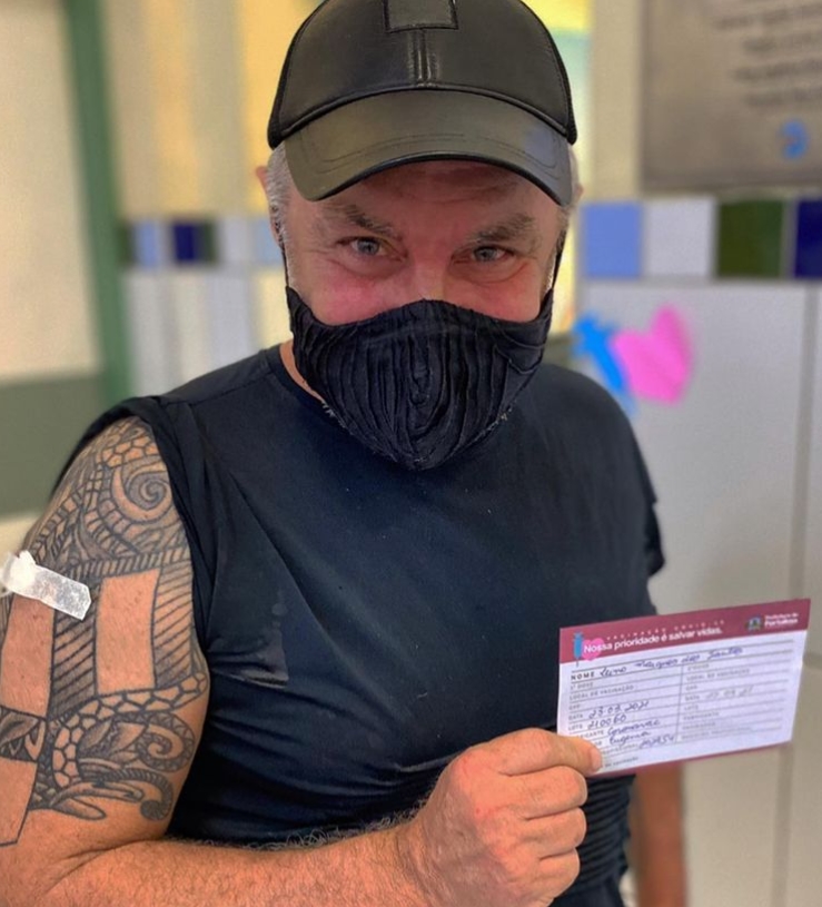 Lino Villaventura recebe a primeira dose da vacina contra Covid-19 em Fortaleza