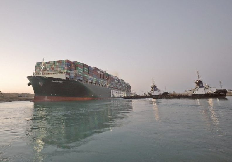 Equipes desencalham navio gigantesco e liberam a navegação pelo Canal de Suez