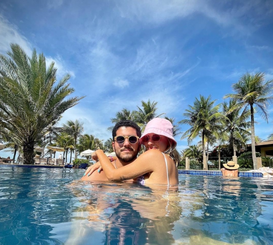 Pedro França e Bruna Massaglia aproveitam folga no Cumbuco