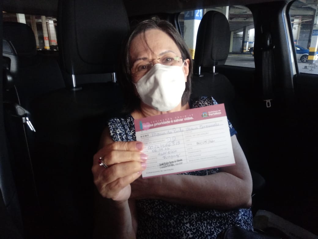 Aos 76 anos, Maria da Penha é vacinada contra a Covid-19 em Fortaleza