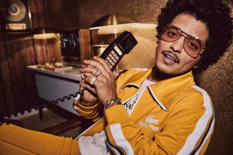 Bruno Mars lança primeira coleção em parceria com a Lacoste. Vem ver!