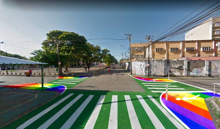 Fortaleza colore faixas de pedestres em alusão a campanha sobre diversidade sexual