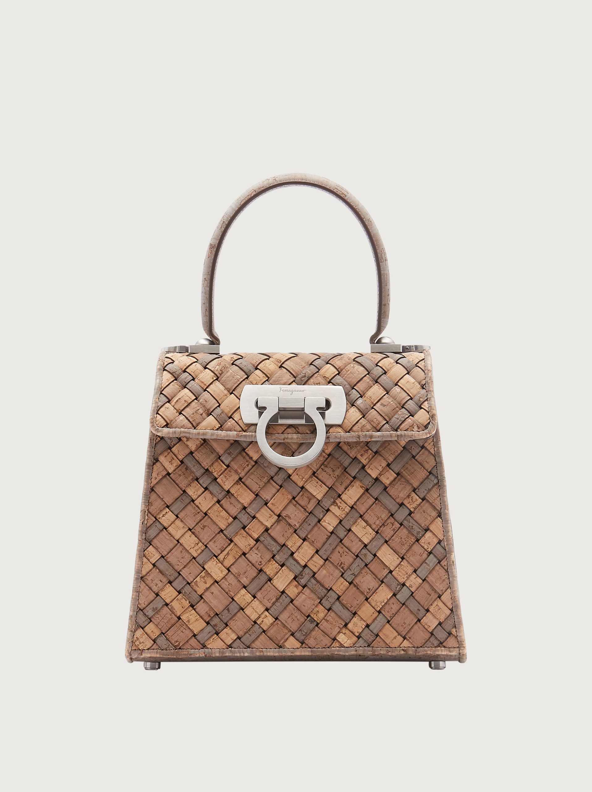 Salvatore Ferragamo apresenta a Bolsa Earth Top Handle