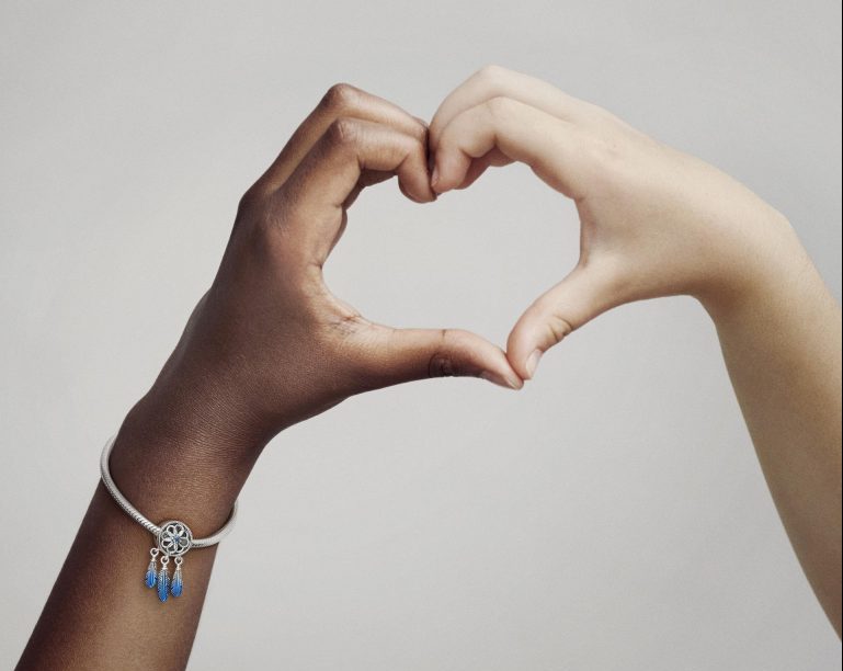 Confira aqui o novo charm da Pandora em apoio à UNICEF