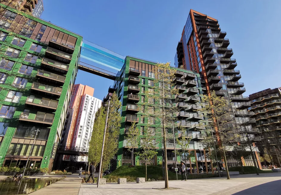 Primeira piscina transparente e suspensa do mundo está prestes a ser inaugurada em Londres