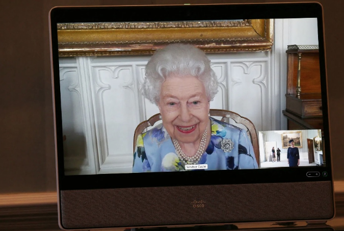 Rainha Elizabeth II faz sua primeira aparição após funeral de Príncipe Philip