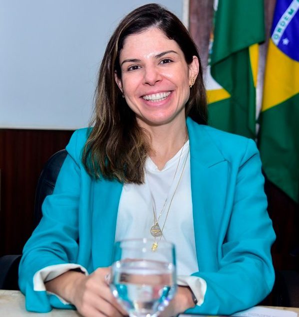 Carol Bezerra agrega experiências em políticas públicas e sociais ao atendimento psicológico