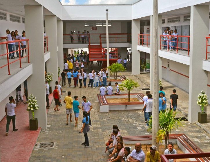 Governo do Ceará vai vacinar professores para garantir volta às aulas presenciais