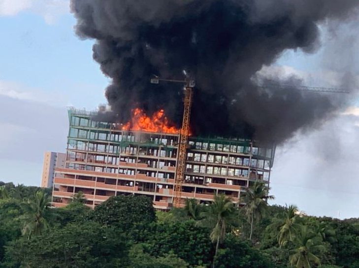 Incêndio atinge obra de Hospital Materno Infantil situado no Luciano Cavalcante