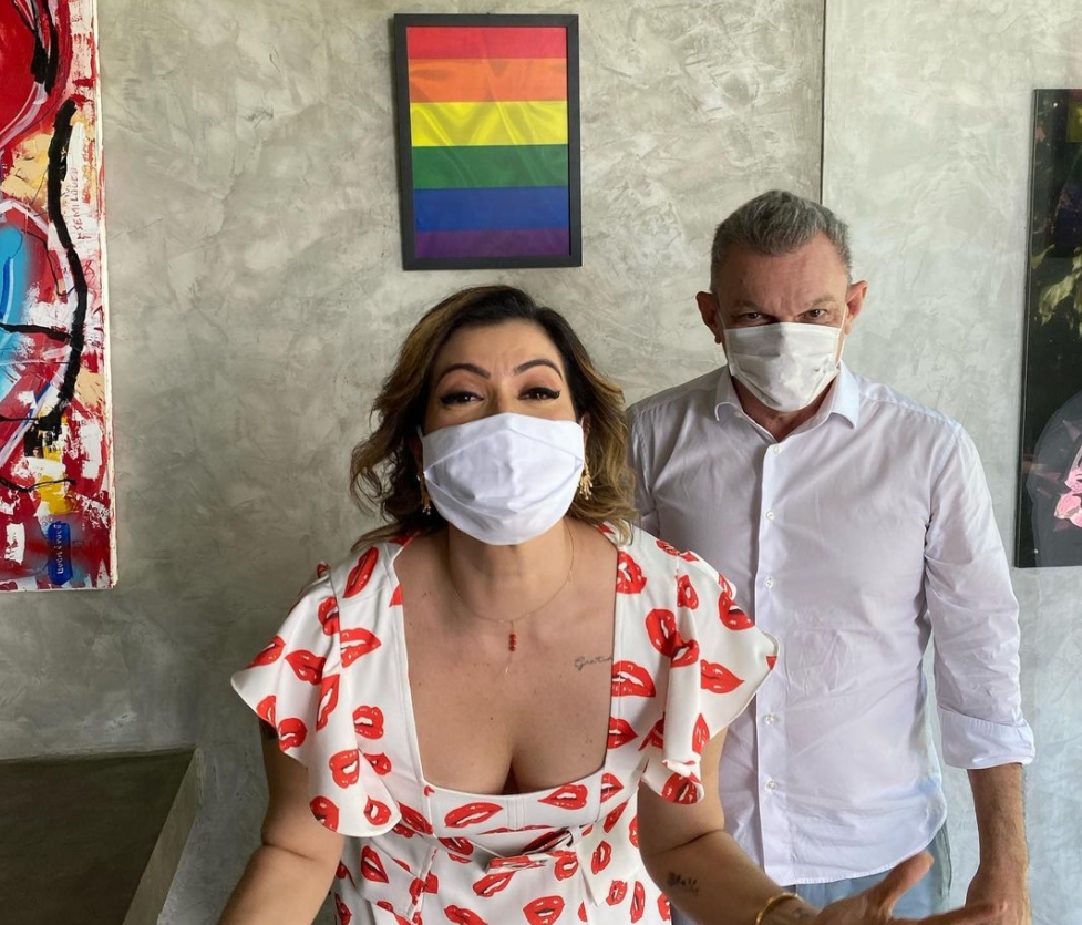 José Sarto e Natália Herculano instalam placa contra a LGBTfobia no Pipo Restaurante