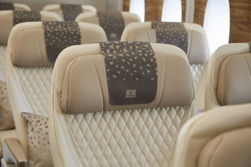 Emirates vai exibir seus novos assentos Premium Economy no ATM 2021